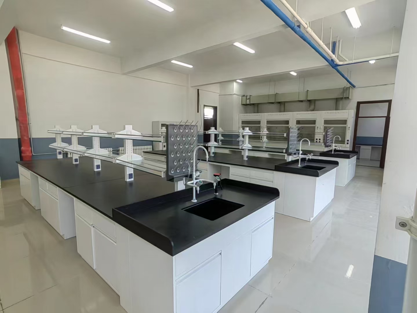 實(shí)驗(yàn)室的 “隱形衛(wèi)士”：大連通風(fēng)柜如何凈化科研環(huán)境